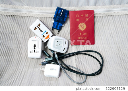 國際旅行用的手提箱、護照和適配器套裝 122905129