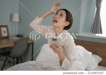 Oversleeping, waking up, being late, getting up in the morning 122905507