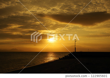 清晨的陽光透過雲層照射在有明海上 122905601