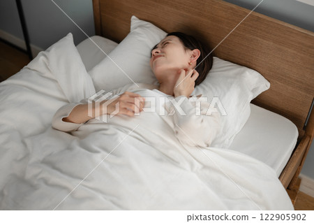 Woman having trouble falling asleep 122905902