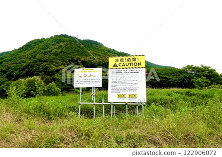 在以保津川巡遊聞名的京都府龜岡市大井川河畔，可以看到一個警告標誌。 122906072