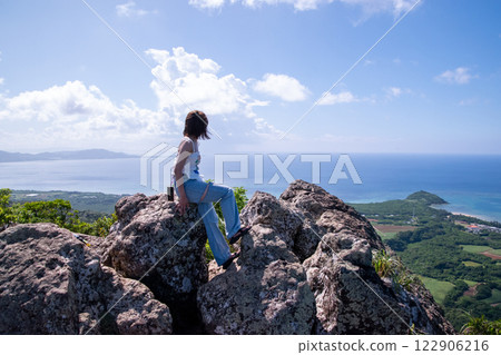 女人從山頂看風景 女人從山頂看風景 122906216