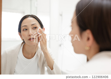 看鏡子的中間婦女 看鏡子的中間婦女 122906406