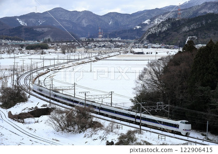 白鷺特快列車在雪景中沿著東海道本線行駛 白鷺特快列車在雪景中沿著東海道本線行駛 122906415