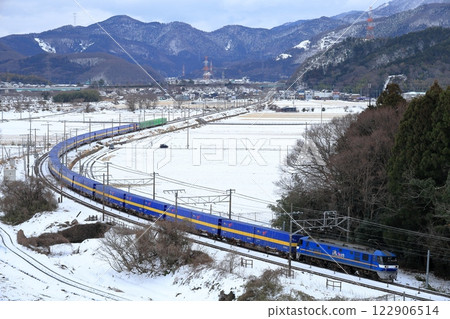 EF210貨運列車在積雪的東海道線上行駛 122906514
