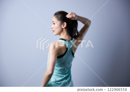 穿著運動服的年輕女子 122906558