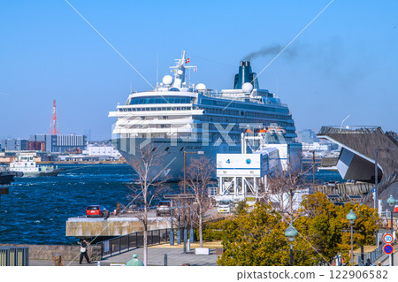 日本橫濱的城市景觀,包括首次亮相的「水晶交響曲」。右側為大棧橋碼頭(2025年2月13日) 日本橫濱的城市景觀,包括首次亮相的「水晶交響曲」。右側為大棧橋碼頭(2025年2月13日) 122906582