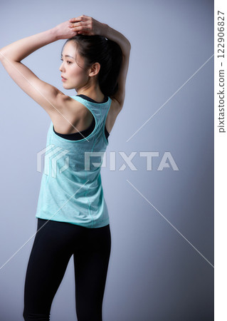 穿著運動服的年輕女子 122906827