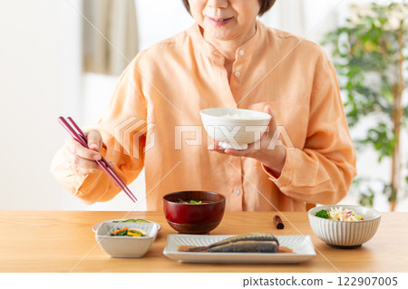 中年婦女吃日式早餐 中年婦女吃日式早餐 122907005