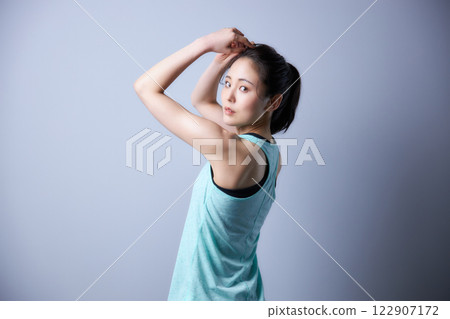 Young woman in sportswear 122907172