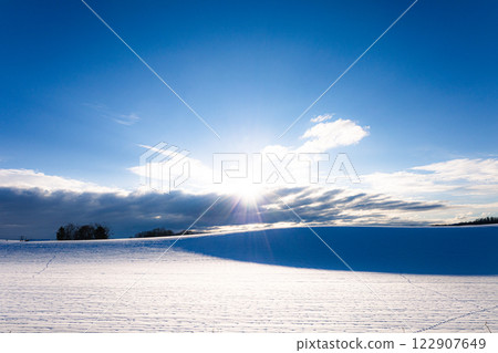 在雪原的太陽落山 在雪原的太陽落山 122907649