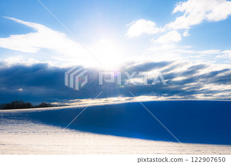 在雪原的太陽落山 在雪原的太陽落山 122907650