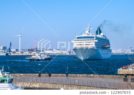Yokohama cityscape in Japan, including the Crystal Symphony, which is making its first port visit. On the right is Osanbashi Pier (February 13, 2025) Yokohama cityscape in Japan, including the Crystal Symphony, which is making its first port visit. On the right is Osanbashi Pier (February 13, 2025) 122907655
