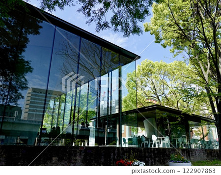 A view of the Osaka Municipal Museum of Oriental Ceramics building in Nakanoshima Park, Kita-ku, Osaka 122907863