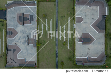 Aerial viw of modern skatepark in city 122908544
