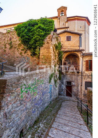 The winding narrow streets, stairs and charming architecture of Spoleto 122908641