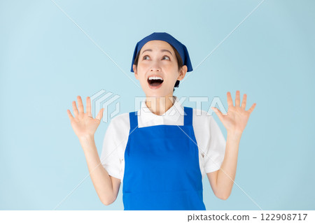 Woman, part-time, part-time job, apron, surprised 122908717
