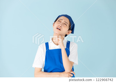 女人打工圍裙的煩惱 122908742