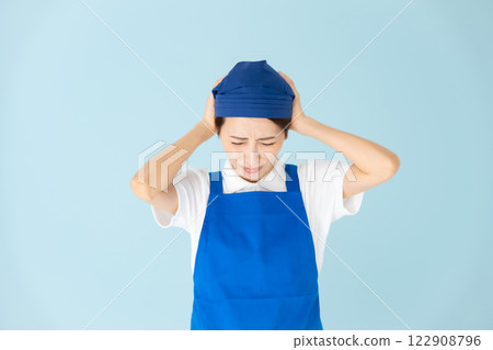 Woman, apron, part-time, part-time job, holding head 122908796