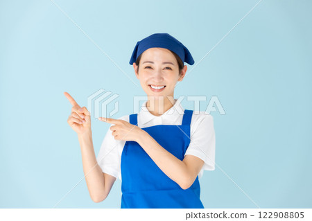 Woman, apron, part-time, part-time job, pointing 122908805
