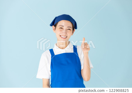 女人圍裙兼職工作豎起大拇指 122908825
