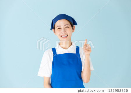 女人圍裙兼職工作豎起大拇指 122908826