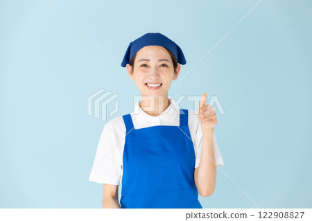 女人圍裙兼職工作豎起大拇指 122908827