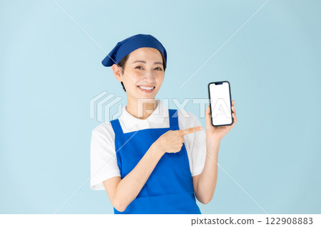 Woman, apron, part-time, part-time job, smartphone, smiling 122908883