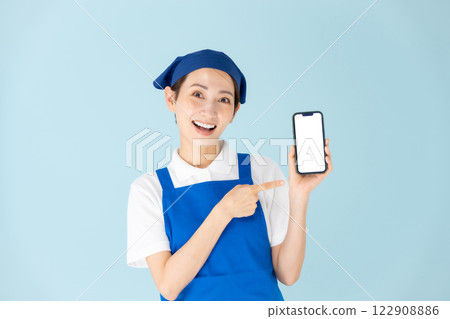 女人,圍裙,兼職,兼職工作,智慧型手機,微笑 女人,圍裙,兼職,兼職工作,智慧型手機,微笑 122908886