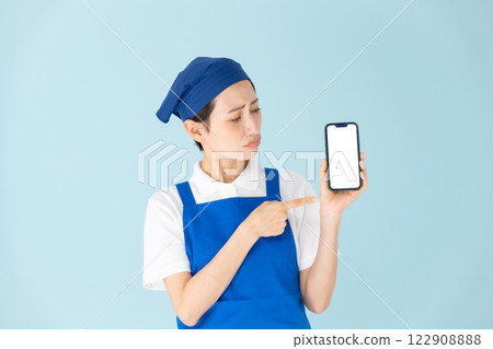 Woman, apron, part-time, part-time job, smartphone, trouble Woman, apron, part-time, part-time job, smartphone, trouble 122908888