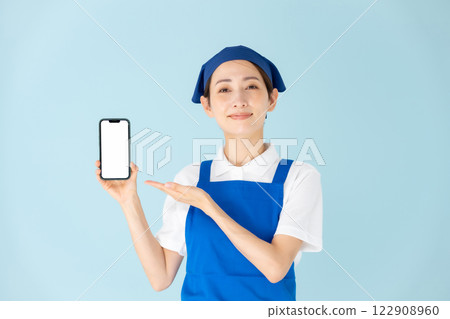 Woman, apron, part-time, part-time job, smartphone, smiling Woman, apron, part-time, part-time job, smartphone, smiling 122908960