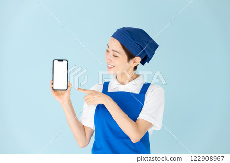 Woman, apron, part-time, part-time job, smartphone, smiling Woman, apron, part-time, part-time job, smartphone, smiling 122908967