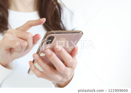 使用智能手機的女性之手 122909600