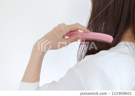 女人用梳子梳理頭髮 女人用梳子梳理頭髮 122909601