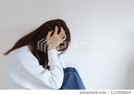 一個女人抱著頭擔心的圖片 122909604