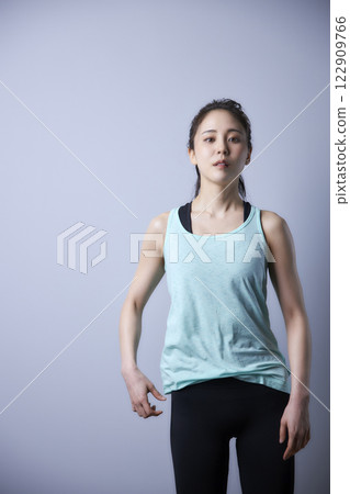 Young woman in sportswear 122909766
