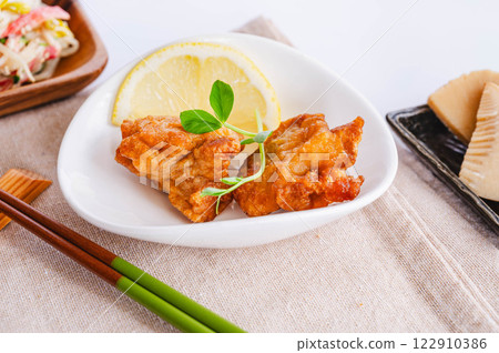 Supermarket deli: Fried chicken Supermarket deli: Fried chicken 122910386