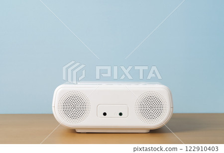 桌上有揚聲器、音響、 CD 播放器或迷你音響。 桌上有揚聲器、音響、 CD 播放器或迷你音響。 122910403
