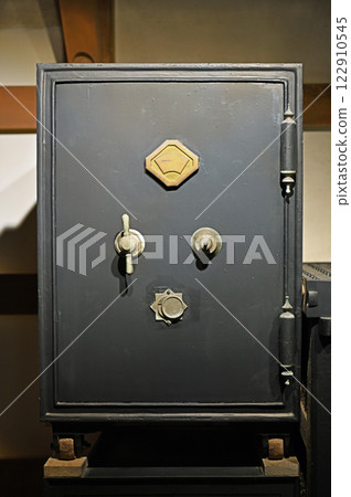 Old vault door 122910545