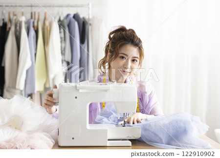 使用縫紉機的可愛女人 122910902