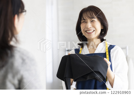 為顧客服務的女人 122910903
