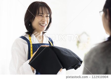 為顧客服務的女人 122910904