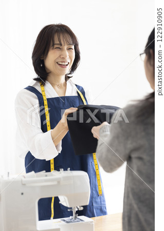A woman serving customers 122910905