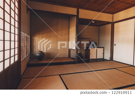 Guest room, alcove and tatami room in a traditional Japanese house 122910911