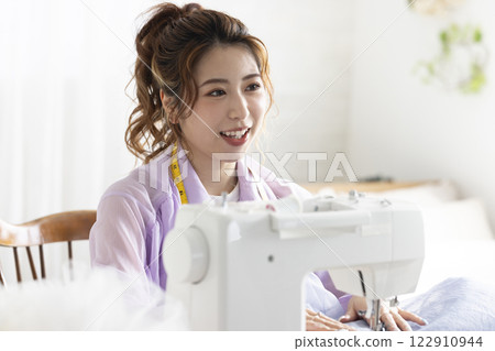 使用縫紉機的可愛女人 122910944