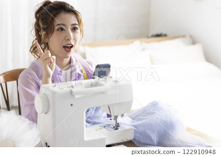 使用縫紉機的可愛女人 122910948