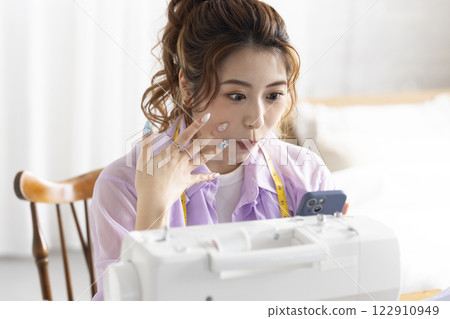 使用縫紉機的可愛女人 122910949