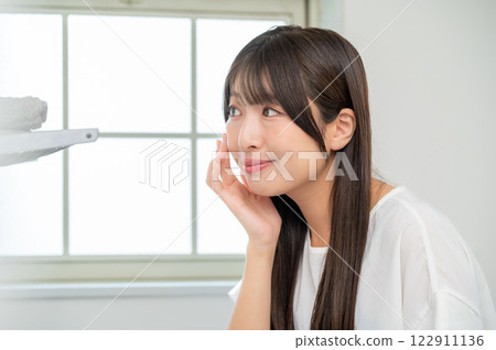 日本女人照鏡子檢查自己的皮膚 日本女人照鏡子檢查自己的皮膚 122911136