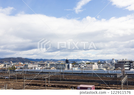 Scenery of the Shinkansen train running through Kyoto 122911576