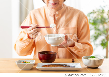 中年婦女吃日式早餐 中年婦女吃日式早餐 122912338